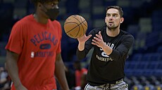 Tomá� Satoranský se rozcvi�uje.