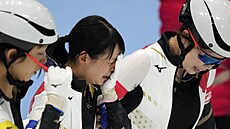 Slzy japonských rychlobruslaek poté, co kvli pádu pily o olympijské zlato.