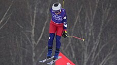 Česká skikrosařka Nikol Kučerová v rozjížďce na olympiádě v Pekingu.