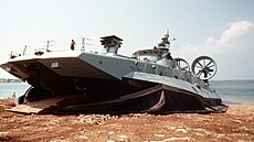 Vznášedlo MDK-57"„Zubr“ (v kódu NATO třída Pomornik). Vznášedla mají tři...