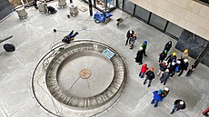 Kontrolní den rekonstrukce karlovarské V�ídelní kolonády. Nerezová vana V�ídla....