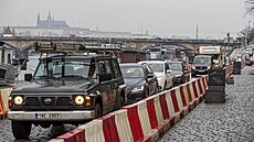 Na Raínov nábeí zaala rekonstrukce, auta jezdí pes náplavku. (15. února...
