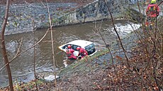 Auto s řidičem uvázlo v potoce Botič ve Vršovicích. (18. února 2022)