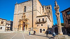 Nám�stí v obci Pearanda de Duero v provincii Burgos (29. ledna 2021)