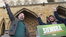 �éf strany Vox Santiago Abascal (vlevo) a její kandidát v regionálních volbách...