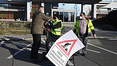 Aktivisté uzav�eli budov� ministerstva �ivotního prost�edí p�ívod vody. (14....