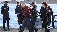 Záchranáři pomáhají jednomu z pasažérů trajektu, který hořel u pobřeží Korfu.... | na serveru Lidovky.cz | aktuální zprávy