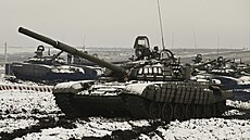 Ruské tanky se úastní cviení v Rostovské oblasti v jiním Rusku. (12. ledna...
