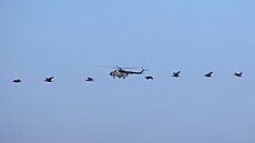 Armádní helikoptéra nad Sevastopolem (19. února 2022).