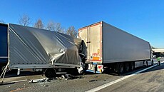Provoz na dálnici D1 směrem na Prahu zastavila nehoda na 83. kilometru, při...