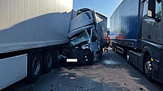 Řidič dodávky narazil do zpomalujícího kamionu, který dojížděl na konec kolony.... | na serveru Lidovky.cz | aktuální zprávy