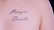 �Ne,� odpov�d�la na �ádost o ruku Danielle. A tetování se stalo pohromou.