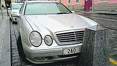 V Karmelitské ulici zakryl zna�ku sloupek. Naschvál?