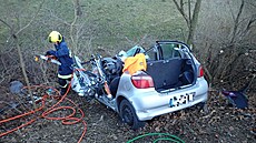 Toyota Yaris po narázu sjela mimo silnici. Vozidlo bylo zcela zdemolováno.