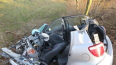 Zdemolovaná Toyota po nehod u obce Veletiny na Uherskohradisku.