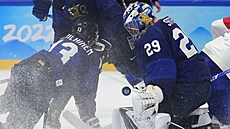 Finský branká� Harri Säteri (29) zasahuje v olympijském semifinále hokejist�.