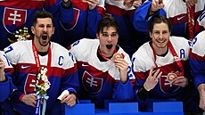 Sloventí hokejisté se radují z bronzových medailí. Na snímku zleva kapitán...