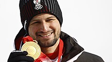 Johannes Strolz z Rakouska, se usmívá bhem medailového ceremoniálu po získání...