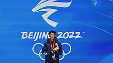 Nathan Chen ze Spojených stát slaví zlatou medaili na pódiu na ZOH v Pekingu...