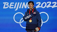 Nathan Chen ze Spojených stát� slaví zlatou medaili na pódiu na ZOH v Pekingu...