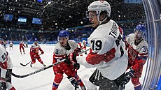 Olympijský turnaj mužů v ledním hokeji. Švýcar Calvin Thurkauf (79) bojuje v...
