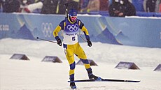 Sebastian Samuelsson ze �védska ve stíhacím závodu na ZOH v Pekingu 2022. (13....