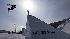 Ruská akrobatická lyaka Anastasia Tatalinová v olympijském finále slopestylu...