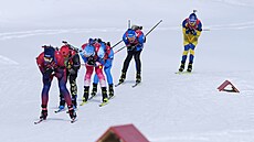 Momentka ze závodu tafet biatlonist na olympijských hrách v Pekingu 2022....