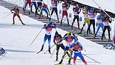 Momentka ze závodu štafet biatlonistů na olympijských hrách v Pekingu 2022....