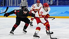 Olympijský turnaj v ledním hokeji. Kanada - Čína. Kanaďan Morgan Ellis (5) se...