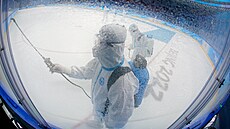 Pracovník dezinfikuje ledovou plochu po �enském hokejovém zápase o zlatou...