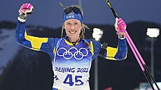 védka biatlonistka Elvira Öbergová se raduje ze stíbra ze sprintu na ZOH v...