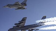Americký bombardér B-52 v doprovodu britské stíhačky Eurofighter (10. února... | na serveru Lidovky.cz | aktuální zprávy