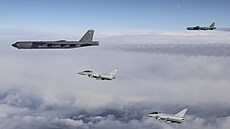 Americké bombardéry B-52 v doprovodu britských stíhaček Eurofighter (10. února...