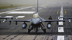 Letoun F-16 amerických vzduných sil na rumunské základn Fetesti
