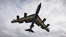 Americký bombardér B-52 pistává v britském Fairfordu (10. února 2022)