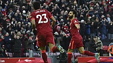 Mohamed Salah (vpravo) za Liverpool slaví gól v utkání proti Norwich City. K...