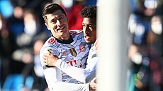 Robert Lewandowski (Bayern) se raduje ze své branky se spoluhráem Kingsleym...