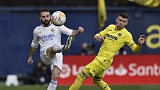 Dani Carvajal z Realu Madrid a Alberto Moreno z Villarrealu v souboji o mí�.