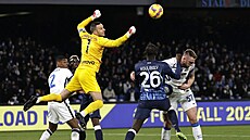 Samir Handanovič, gólman Interu Milán, se natahuje za balonem v zápase na...