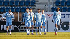 Fotbalisté Slavie se vrací na svou půlku po vstřelení gólu do sítě Slovácka.