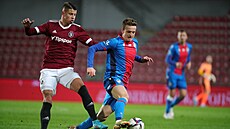 Jan Kopic (Plze�) vede mí� stíhaný Adamem Hlo�kem ze Sparty