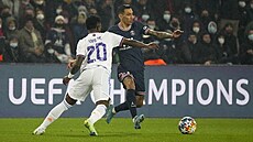 Ángel Di María (PSG) obchází Viníciuse Juniora z Realu Madrid.