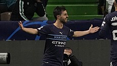 Bernardo Silva (Manchester City) oekává gratulace po svém druhém zásahu v...