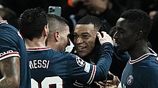 Kylian Mbappé, hrdina Paris St. Germain, pijímá ovace od spoluhrá po...