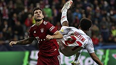 Karim Adeyemi (Salcburk) padá po souboji s Lucasem Hernandezem z Bayernu.