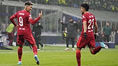 Roberto Firmino slaví svou branku s liverpoolským spoluhráčem Luisem Díazem.