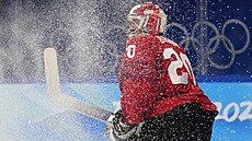 �výcarský gólman Reto Berra projí�dí sn�hovou spr�kou.
