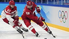 Ruský útoník Anton Slepyev si kryje puk ped Oliverem Larsenem z Dánska.