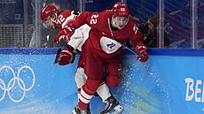 Ruský forvard Stanislav Galijev se snaí vymanit z kline u mantinelu.